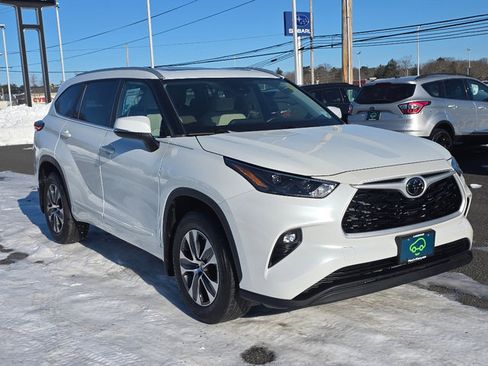 Used 2023 Toyota Highlander L image 9