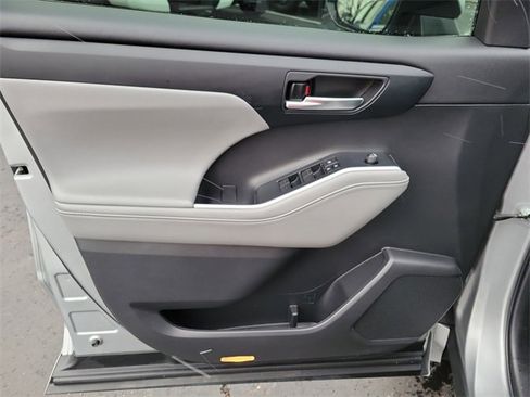 Used 2022 Toyota Highlander XLE image 24