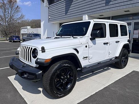 Used 2021 Jeep Wrangler Unlimited Sahara AWD/4WD image 3