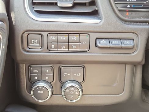 Used 2022 GMC Yukon AT4 w/ Technology Package AWD/4WD image 29