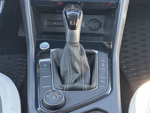 Used 2025 Volkswagen Taos SE w/ Panoramic Sunroof Package image 16