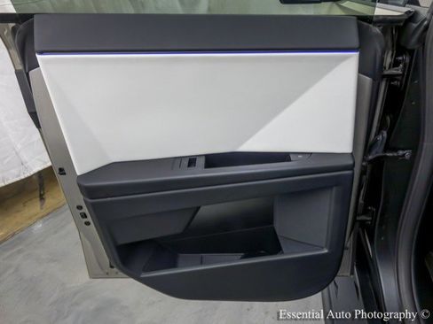 Used 2024 Tesla Cybertruck AWD Crew Cab image 39