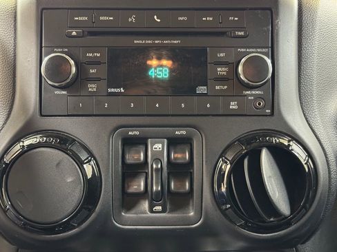 Used 2012 Jeep Wrangler Unlimited Sahara image 35