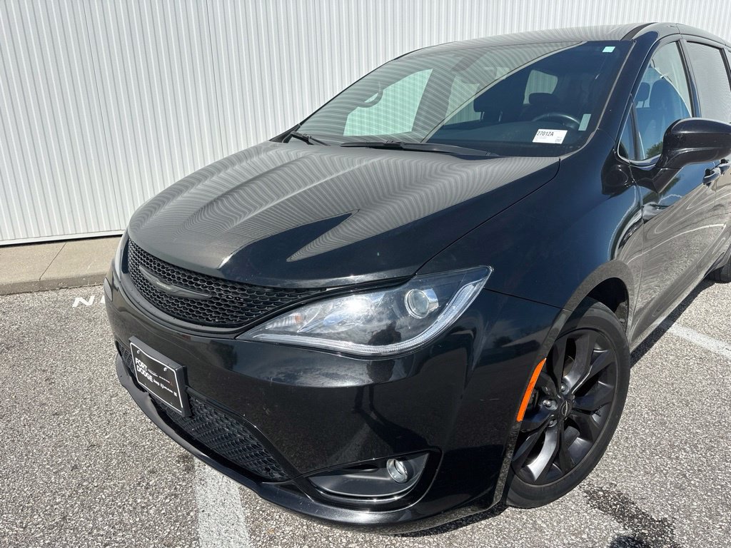 Used 2018 Chrysler Pacifica Touring Plus w/ S Appearance Package FWD image 2