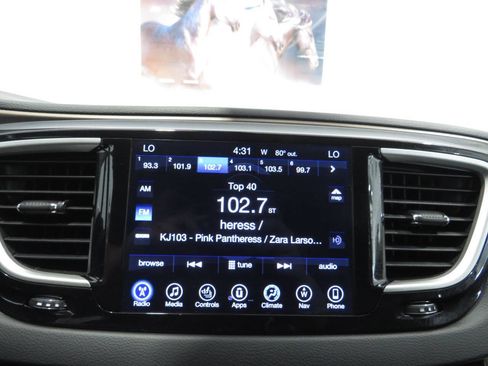 Used 2017 Chrysler Pacifica Touring-L FWD image 18