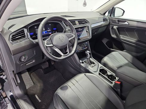 Certified 2024 Volkswagen Tiguan SE FWD image 17