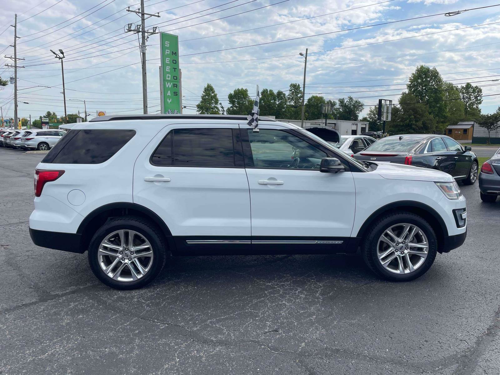 Used 2017 Ford Explorer XLT w/ Equipment Group 202A AWD/4WD image 9