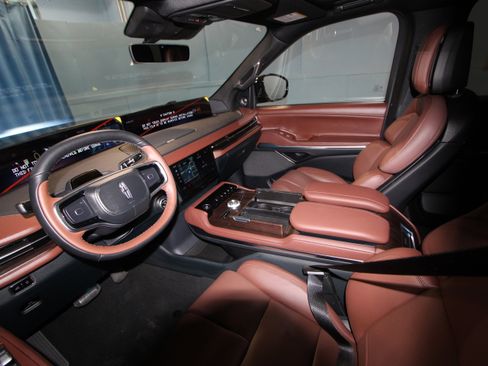 New 2026 Lincoln Navigator L Reserve AWD/4WD image 2