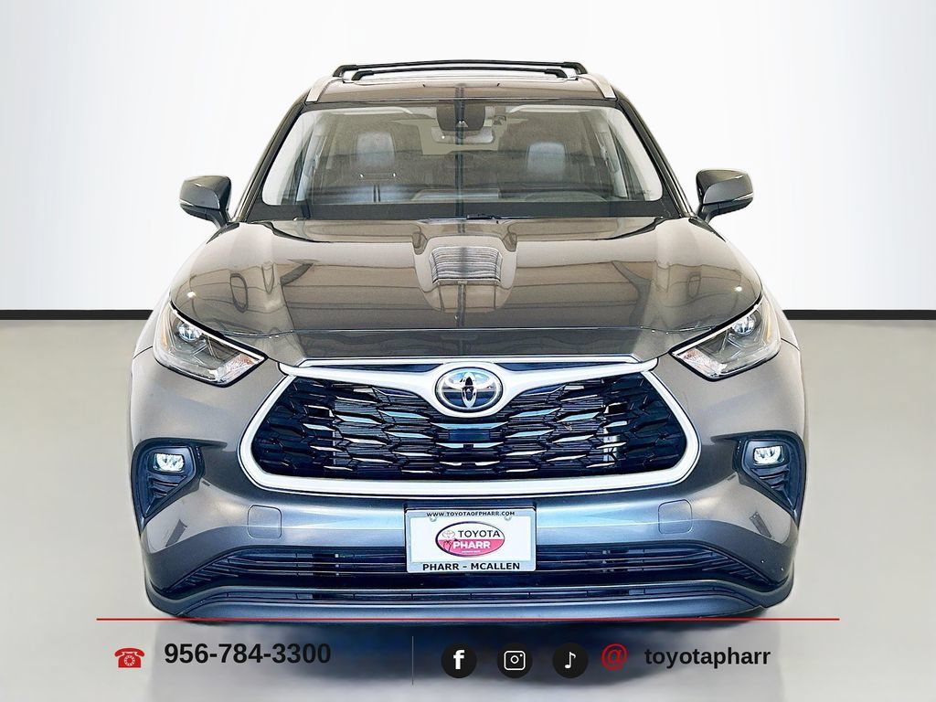 Used 2025 Toyota Highlander XLE FWD image 2