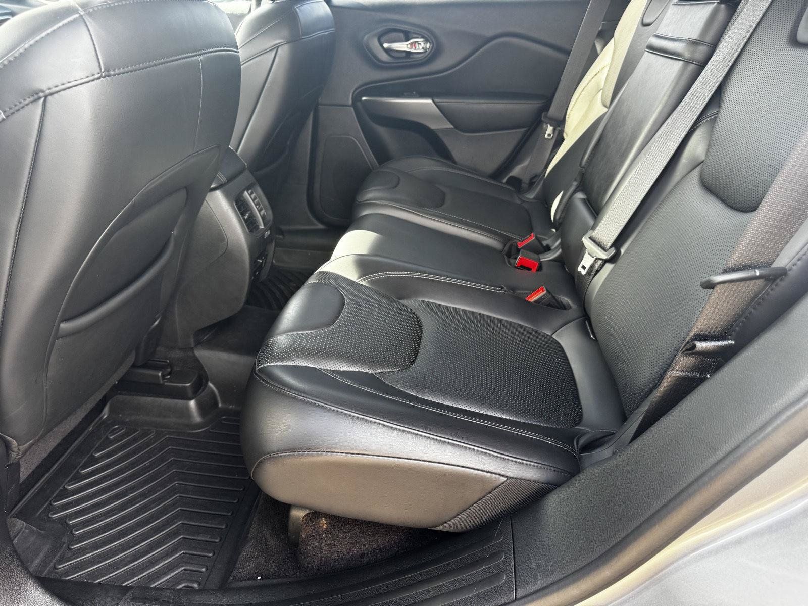 Used 2019 Jeep Cherokee Limited w/ Luxury Group AWD/4WD image 16