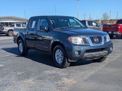 Used 2019 Nissan Frontier SV image 2