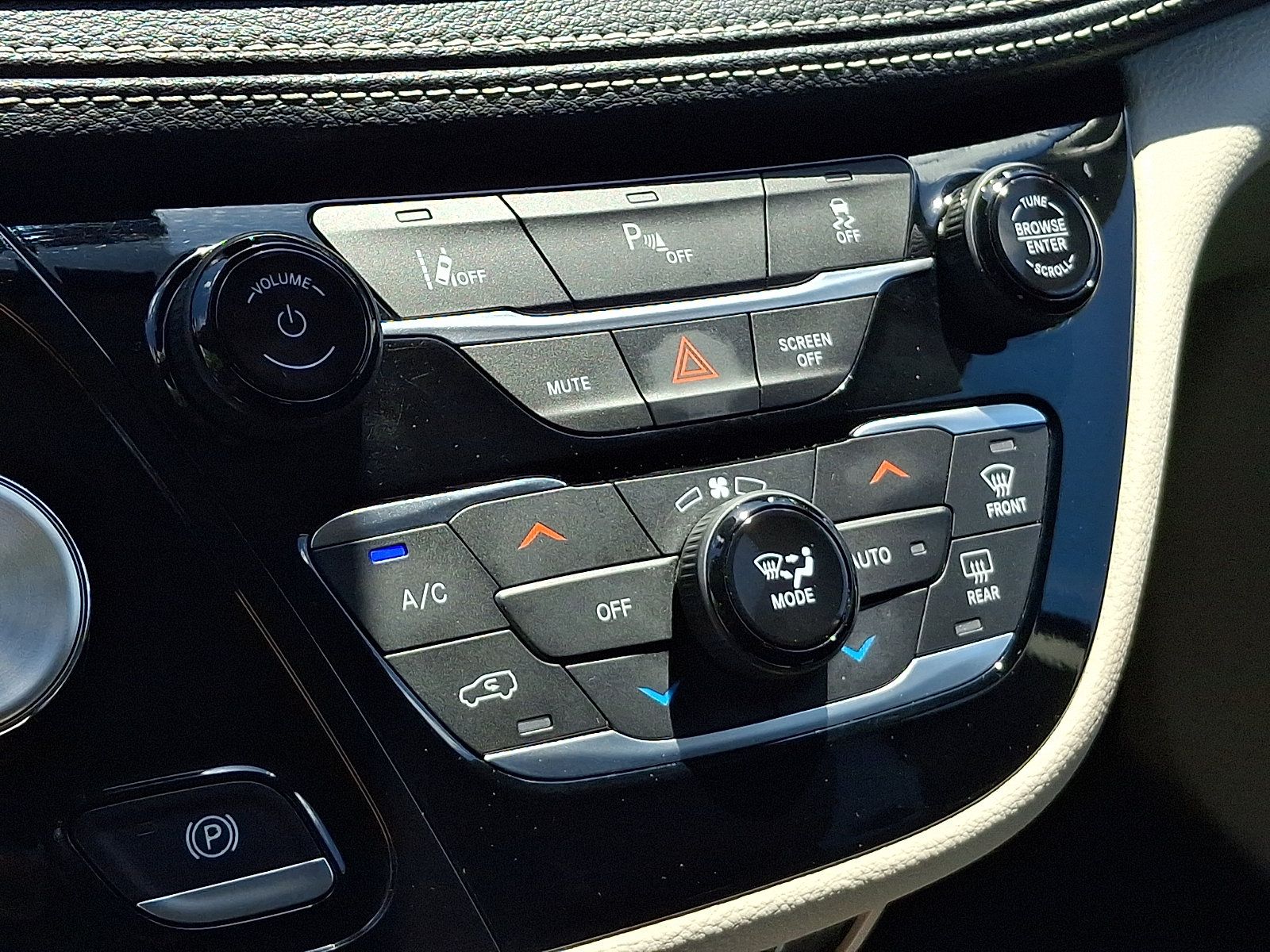Used 2023 Chrysler Pacifica Touring-L FWD image 16