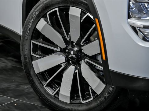 New 2025 Mitsubishi Outlander SE image 3