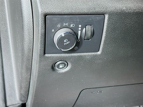 Used 2018 Jeep Grand Cherokee Altitude AWD/4WD image 10