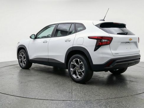 Used 2025 Chevrolet Trax LT w/ LT Convenience Package FWD image 6