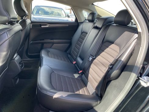 Used 2017 Ford Fusion SE w/ Equipment Group 601A FWD image 15