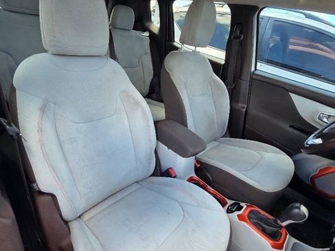 Used 2017 Jeep Renegade Latitude w/ Popular Equipment Group AWD/4WD image 35
