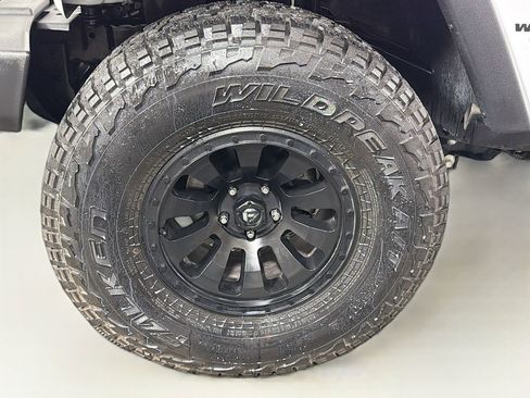 Used 2017 Jeep Wrangler Unlimited Rubicon w/ Cold Weather Group image 31