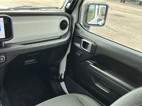 Used 2024 Jeep Wrangler Unlimited image 26