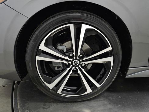 Used 2022 Nissan Sentra SR w/ SR Premium Package FWD image 12