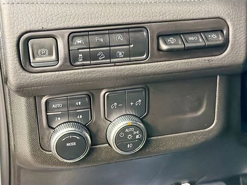 Used 2024 GMC Yukon XL Denali image 10