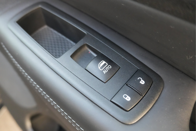 Used 2020 Jeep Grand Cherokee Overland AWD/4WD image 14