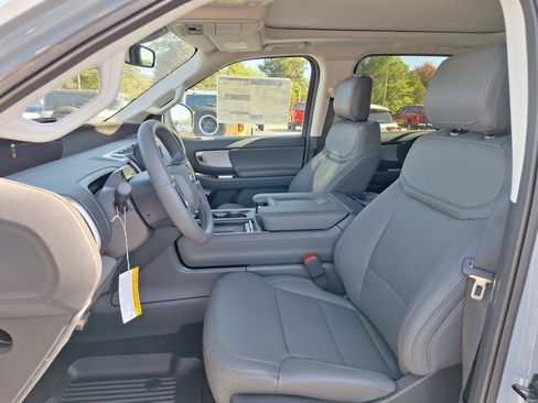 New 2025 Ford Expedition Active image 4