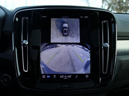 Used 2025 Volvo XC40 B5 Plus image 22