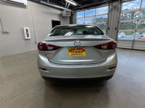 Used 2018 MAZDA MAZDA3 Touring FWD image 4