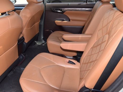 Used 2020 Toyota Highlander Platinum image 10