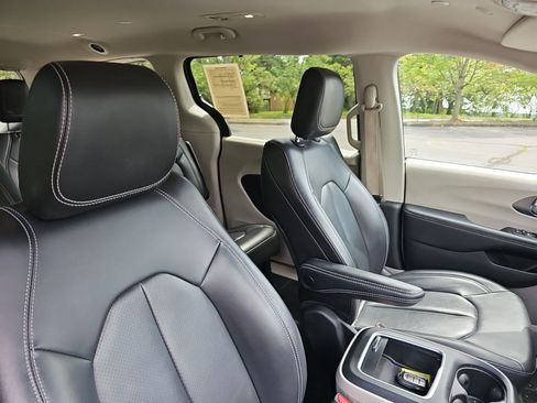 Used 2023 Chrysler Pacifica Touring-L FWD image 11