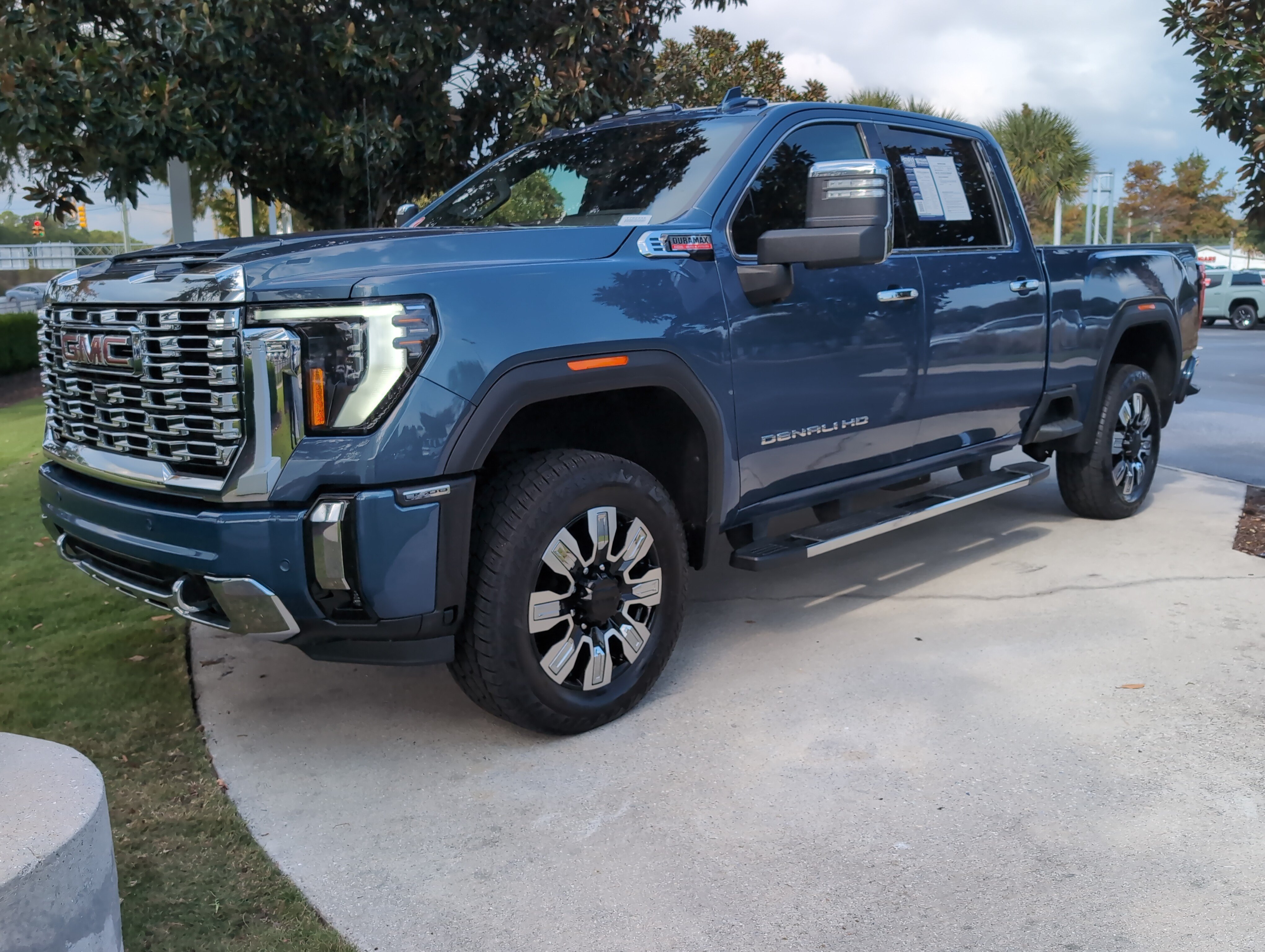Used 2025 GMC Sierra 3500 Denali w/ Denali Reserve Package AWD/4WD image 5