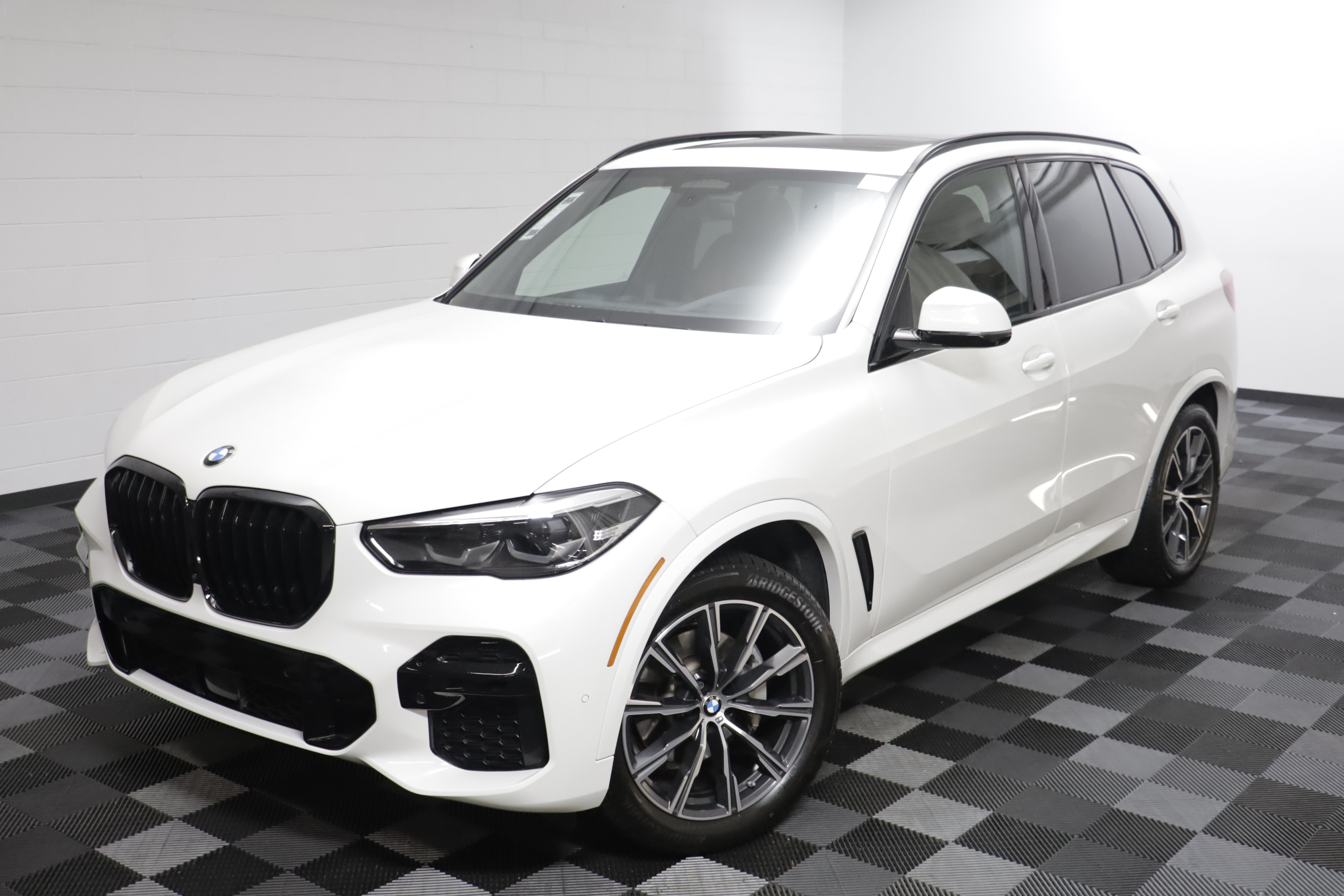 Used 2023 BMW X5 xDrive40i w/ M Sport Package AWD/4WD image 2