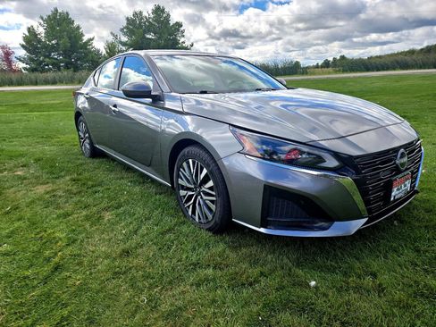 Used 2023 Nissan Altima 2.5 SV image 3