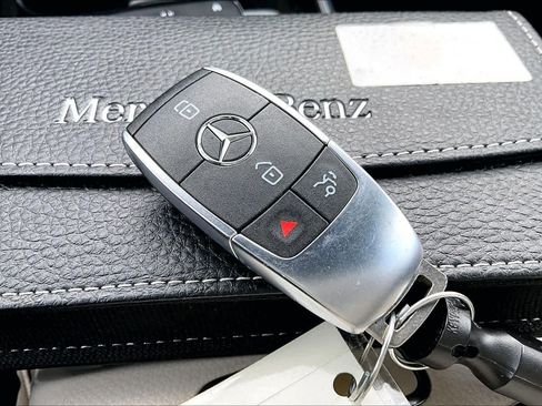 Used 2020 Mercedes-Benz GLB 250 4MATIC w/ Premium Package image 14