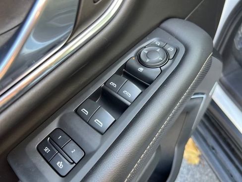 Used 2023 GMC Yukon XL SLT image 11