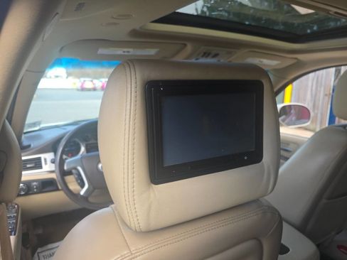 Used 2010 Cadillac Escalade ESV Luxury image 20