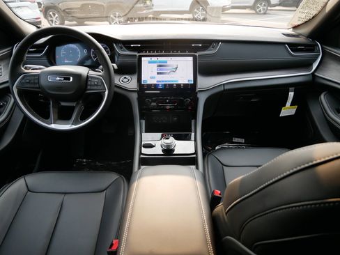 New 2025 Jeep Grand Cherokee L Limited w/ Trailer Tow Package image 9