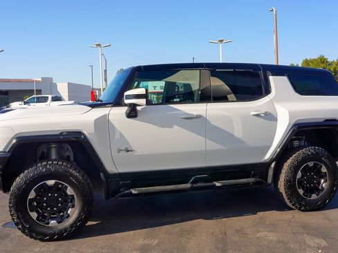 Used 2025 GMC Hummer EV 2X w/ Extreme Off-Road Package image 11