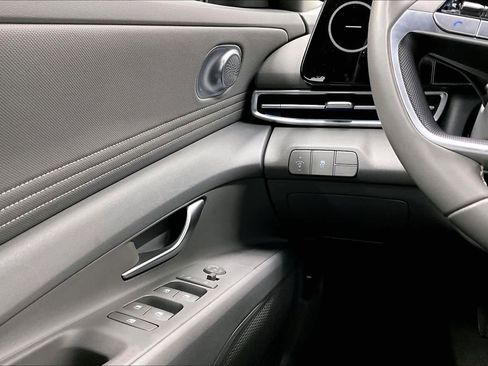 Used 2025 Hyundai Elantra SEL image 35