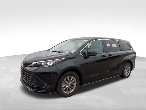 Used 2024 Toyota Sienna LE image 8