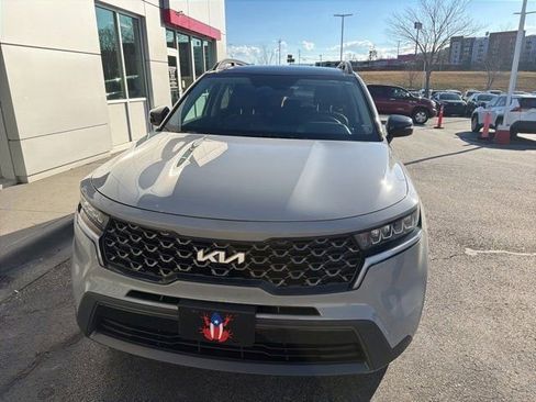 Used 2023 Kia Sorento S w/ Panoramic Sunroof Package image 2