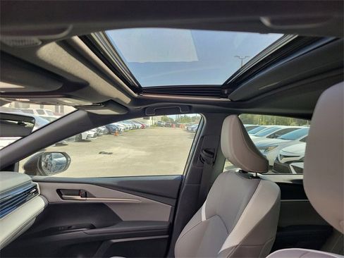 Used 2025 Toyota Camry SE image 11