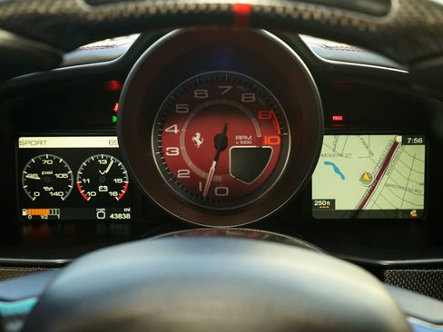 Used 2011 Ferrari 458 Italia Base image 13