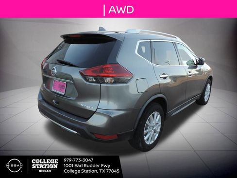 Used 2018 Nissan Rogue SV image 4