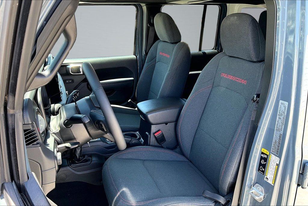 Certified 2025 Jeep Wrangler Unlimited Rubicon w/ Convenience Group AWD/4WD image 3