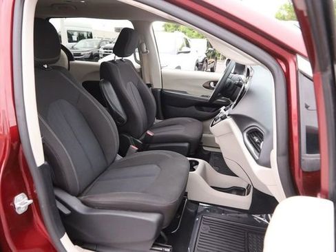 Used 2022 Chrysler Voyager LX FWD image 31