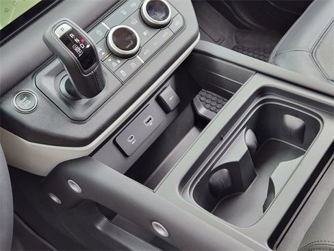 New 2024 Land Rover Defender 110 S image 19