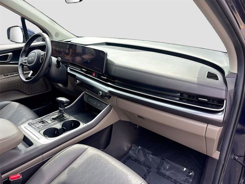 Used 2025 Kia Carnival FWD image 32