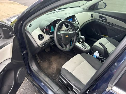 Used 2011 Chevrolet Cruze LS image 6